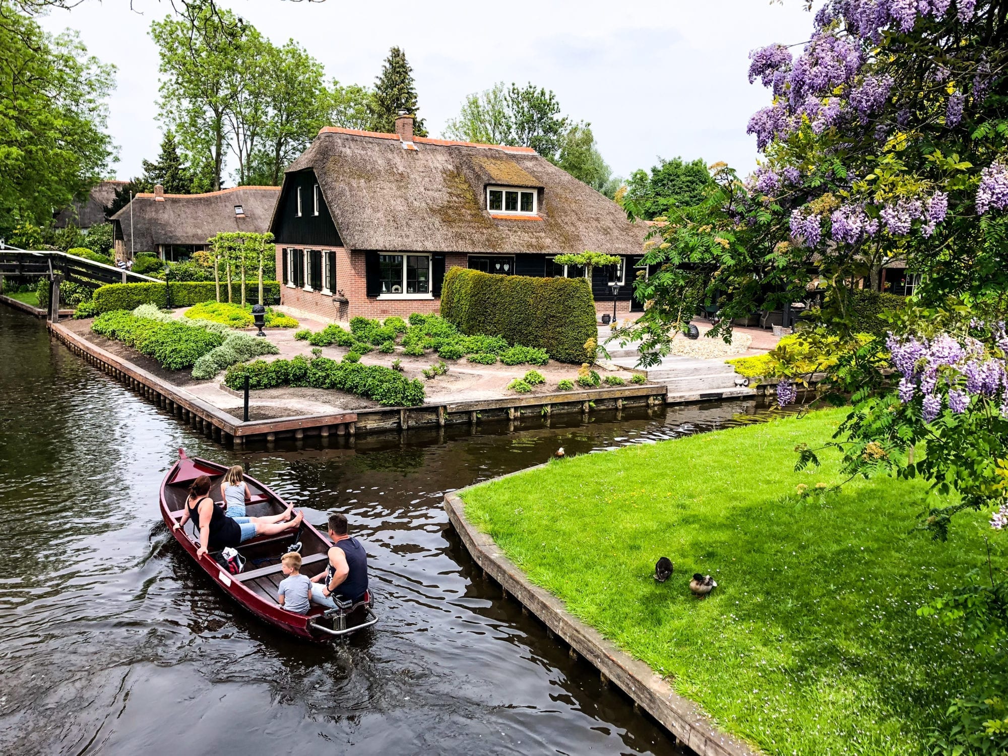 Weekend Getaway: The Car-free Community of Giethoorn, Netherlands ...